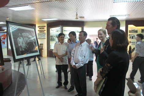 Photos of Vietnam four decades after war put on display