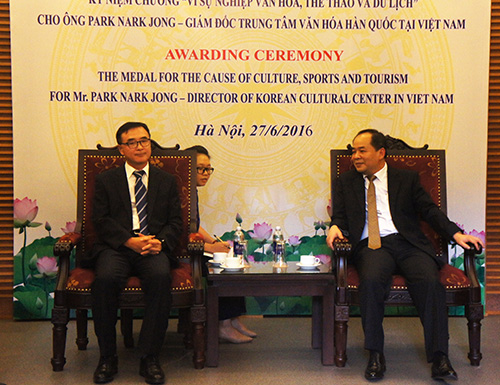Presenting medal to Director of Korean Cultural Center in Vietnam