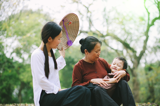 Nearly 100 photos about Vietnamese family on display