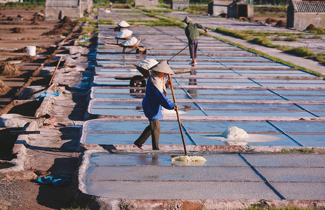 Salt workers’ life in Nam Dinh province