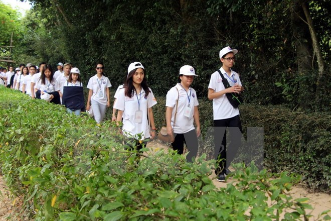 Overseas Vietnamese youth visit Uncle Ho’s hometown