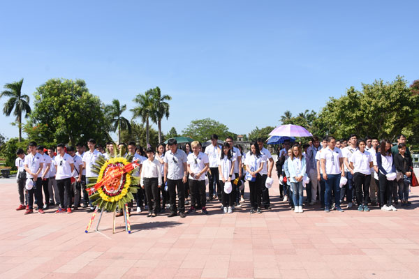 Overseas Vietnamese youth offer incense in Quang Tri Ancient Citadel