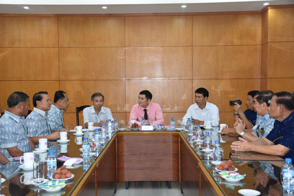 State Commission for Overseas Vietnamese receives overseas Vietnamese in Sakon Nakhon province