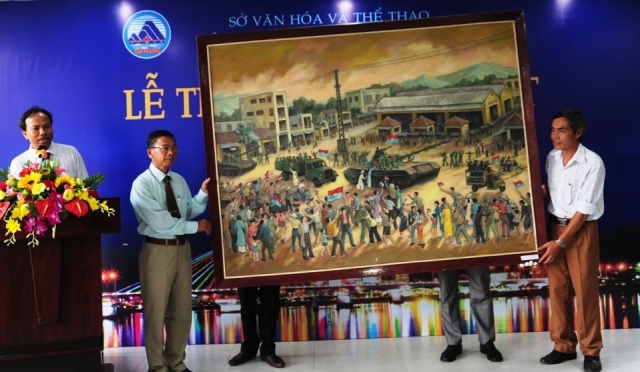 Artists donate 21 artifacts to Da Nang Fine Arts Museum