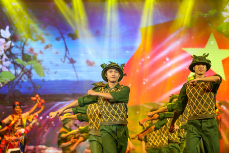 Art performance pays gratitude to Vietnamese heroic mothers