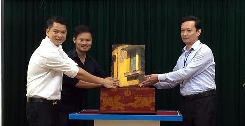 Presenting special dictionary on Hanoi old quarter to Hanoi Library
