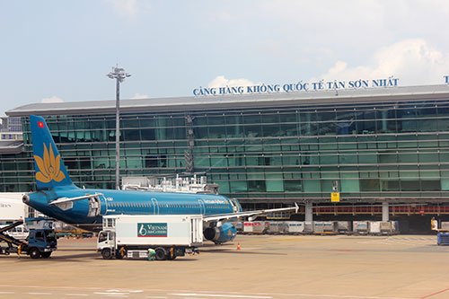 Tan Son Nhat airport closes runway damaged by lightning