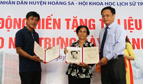 Presenting materials and souvenirs for Hoang Sa Exhibition House