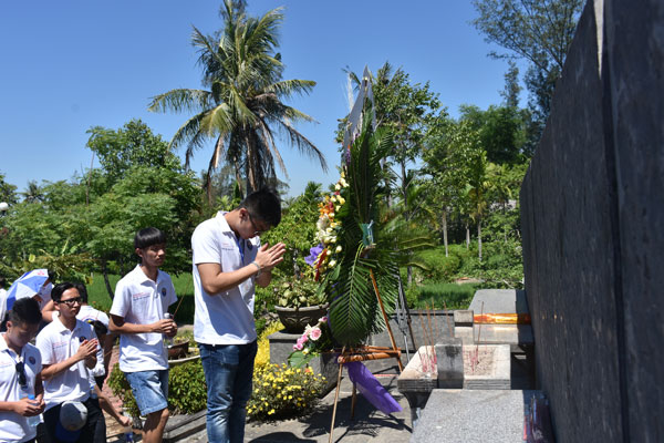 Overseas Vietnamese youth delegation visits Son My massacre memorial