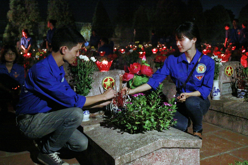 Youth in Hanoi light candle to pay tribute to martyr heroes