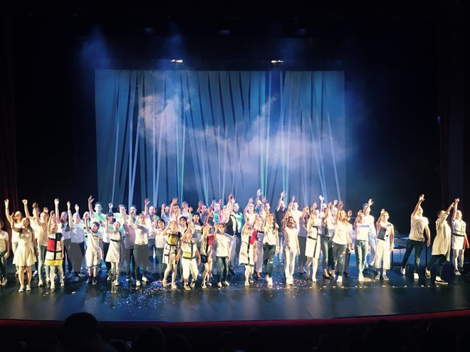 Three Vietnamese children join musical play Dream of the 21st century