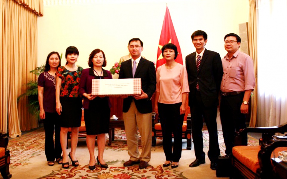 Japanese presented gift to poor students in Ha Giang province