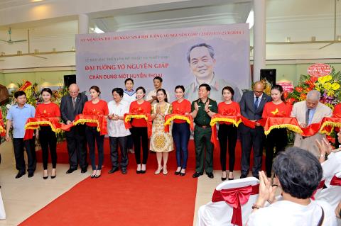 Photos on General Vo Nguyen Giap on display in Hanoi
