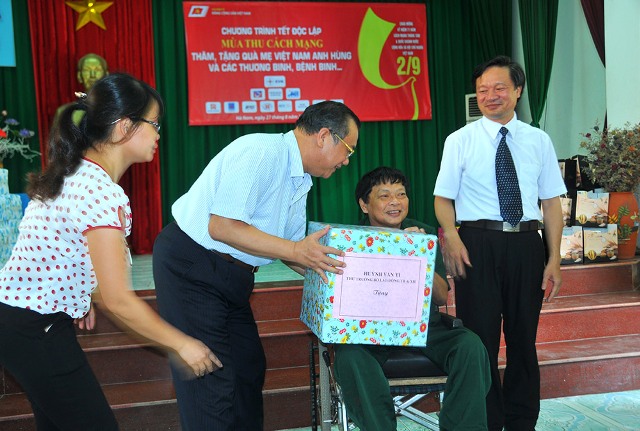 Presenting gifts to Vietnamese heroic mothers and wounded soldiers on National Day