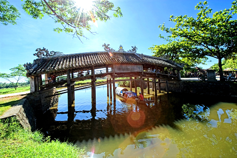 Restoring Thanh Toan tile-roof bridge in Thua Thien-Hue province