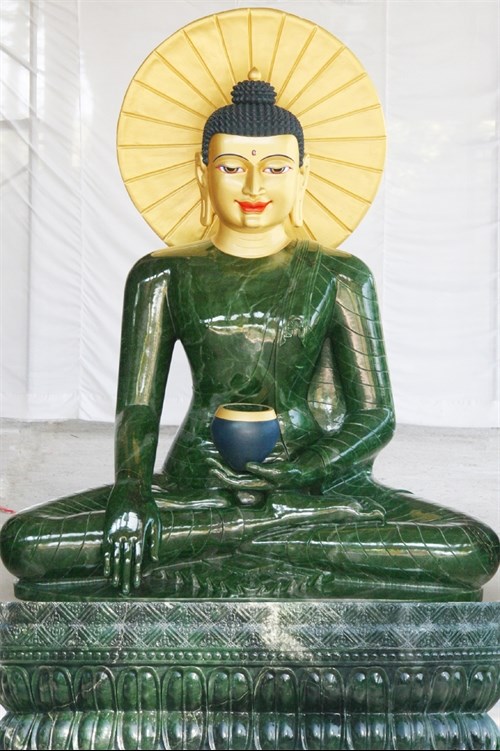 Bac Ninh pagoda welcomes world’s largest jade Buddha