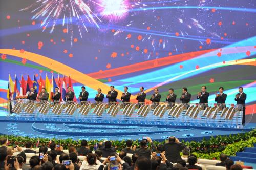 Vietnam-China relations continue positive development