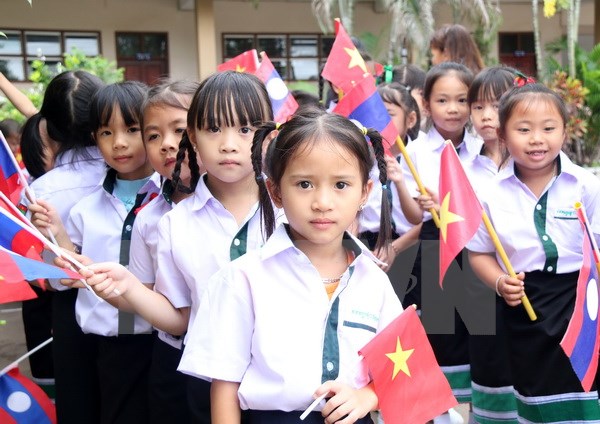 Nguyen Du Vietnamese - Lao bilingual school starts new school year