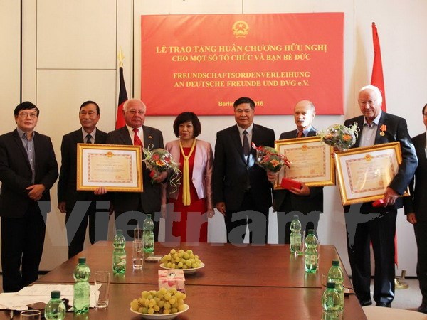 Vietnam presents friendship orders to German organizations and individuals