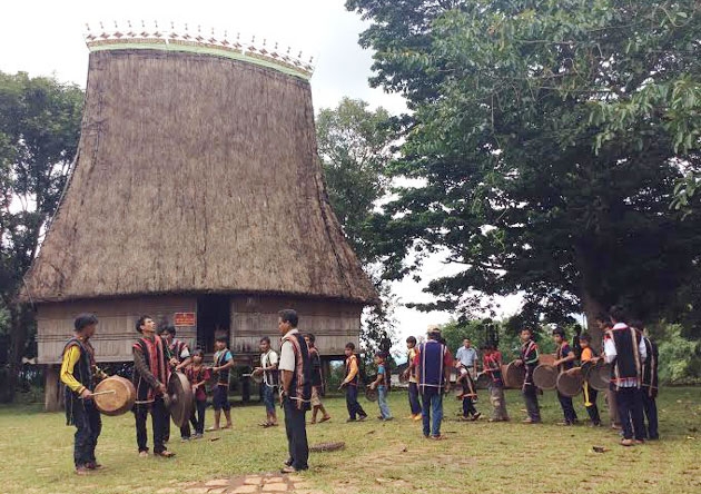 Training course on gongs for teenagers