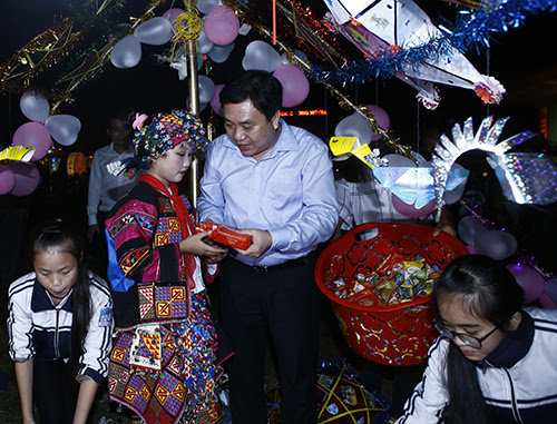 Mid-autumn festival in Meo Vac mountainous district