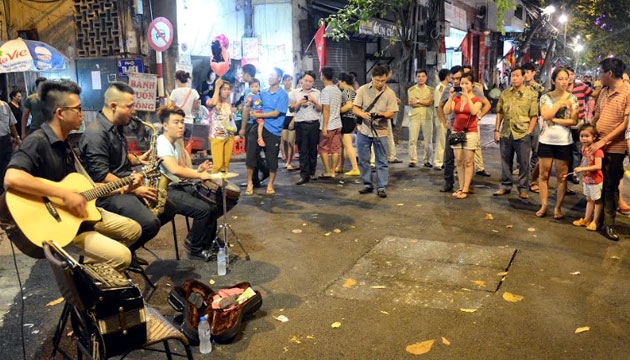 Traditional art performances around Hoan Kiem lake during weekend