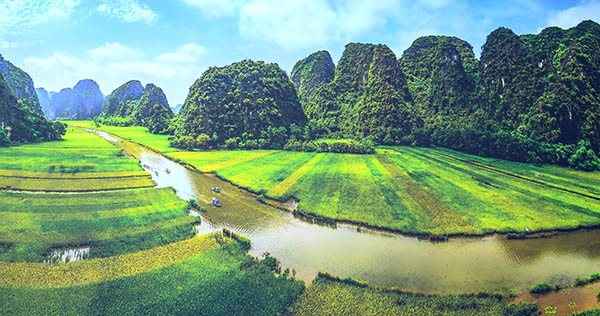 Admiring the beauty of Vietnam through photos at Hoan Kiem lake
