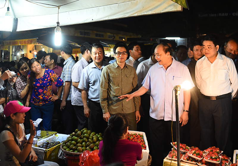 PM looks over Long Bien night market