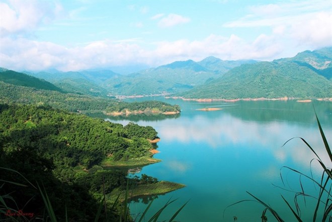 Ba Khan – a miniature Ha Long Bay hidden in the mainland hills