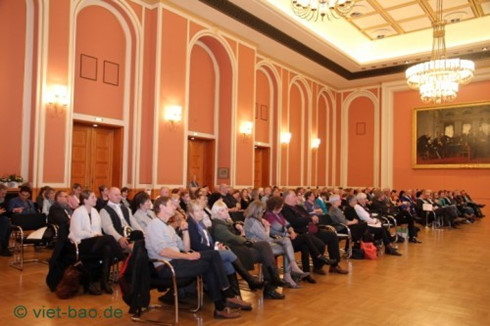 Berlin awards certificates of merit to two Vietnamese for their charitable activities