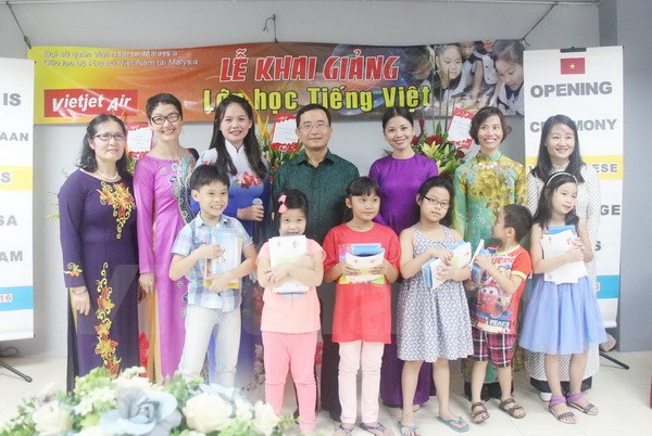 First Vietnamese classes for Vietnamese children in Malaysia