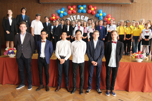 Ho Chi Minh secondary school in Kiev marks Ukraine’s Teachers Day
