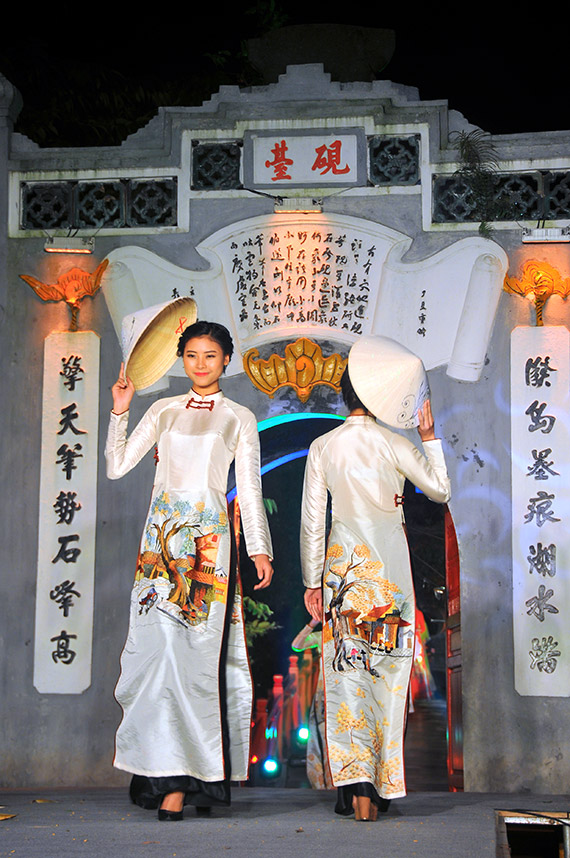 Art performance by Hoan Kiem Lake