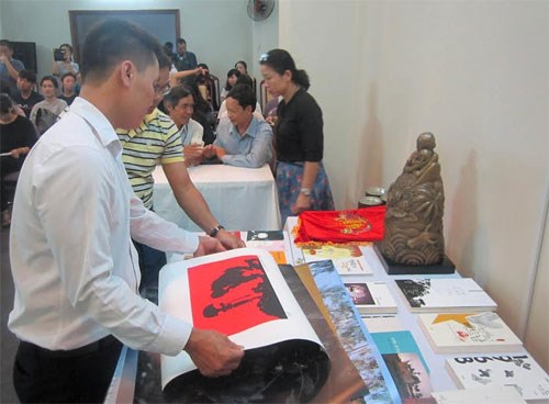 RoK presents 52 documents and objects to Da Nang museum