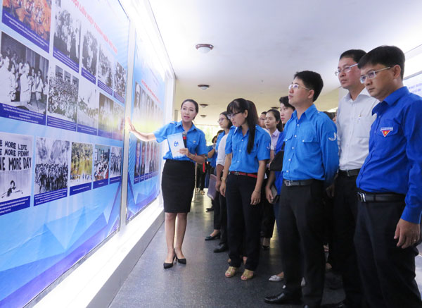 Photos on Vietnamese youth on display