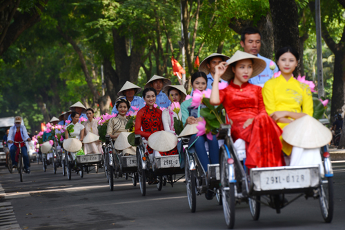 Nearly 200 artist and girls in Ao dai on Hanoi streets