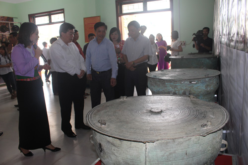 Exhibition on Hoa Binh’s cultural heritages and antiques opens