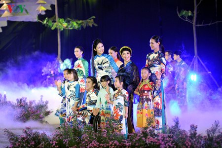 Hanoi ao dai festival opens