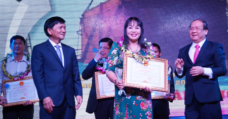 Quang Ngai honours outstanding enterprises and businesspersons