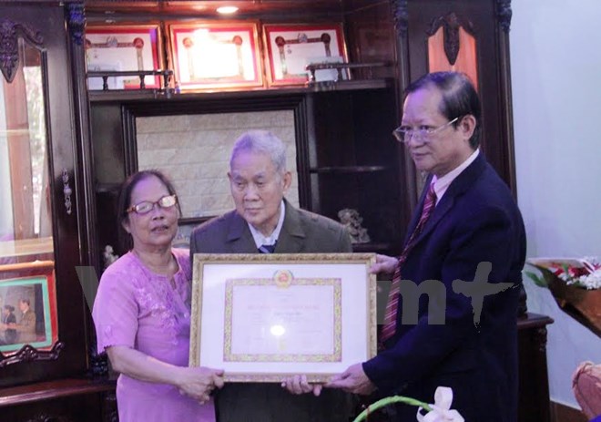 First overseas Vietnamese in Laos awarded 65-year Party membership badge