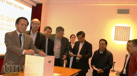 Vietnamese Embassy in France donates over EUR1,900 to support Central region