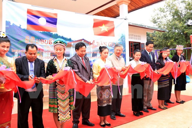 Vietnamese Embassy in Laos presents kindergarten school to Phongsaly province