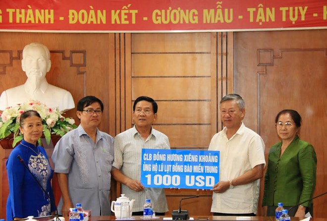 Vietnamese in Laos continue to raise funds to support Central region