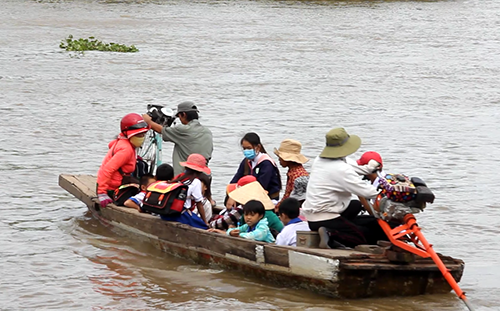 Vietnamese kids in Cambodia overcome flood to go to school in An Giang province