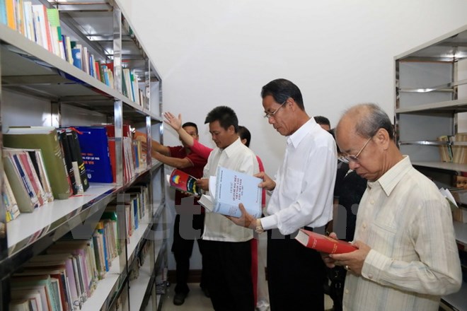 Library opens at headquarters of General Association of Overseas Vietnamese in Laos