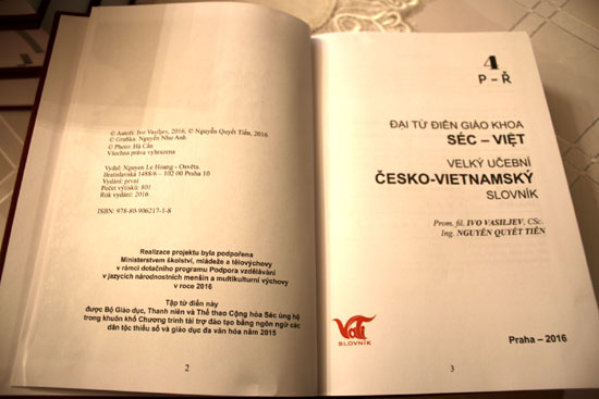 Fourth volume of Czech - Vietnamese dictionary presented to Vietnamese Embassy in Czech