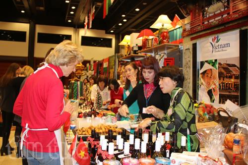 Vietnam actively participates in International Christmas Fair 2016 in Prague