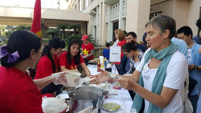Vietnam attends charity bazaar 2016 in Egypt