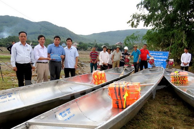Overseas Vietnamese in Russia present boats and life jackets to flood victims in Central region