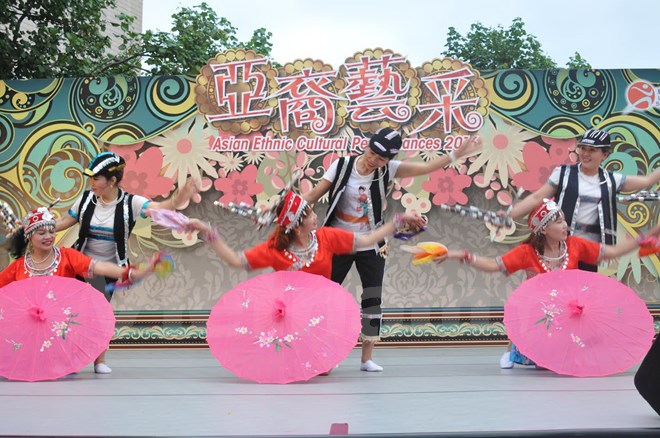 Overseas Vietnamese in Macau attend Asian Art Colour 2016